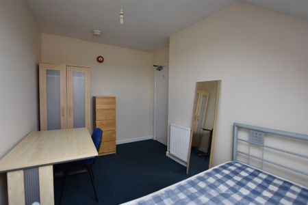 3 Bedroom Flat - Photo 2