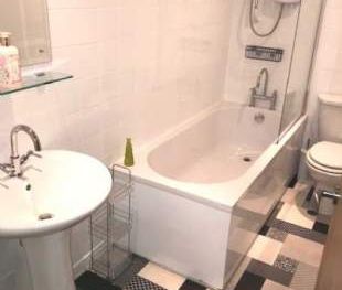 2 bedroom property to rent in Oldham - Photo 1