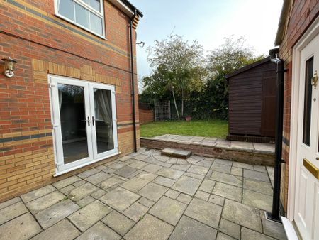 4 bedroom Detached House to let - Photo 5