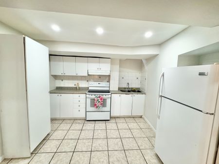 For Lease - 33 Forestside Court, Richmond Hill, Ontario - Photo 3