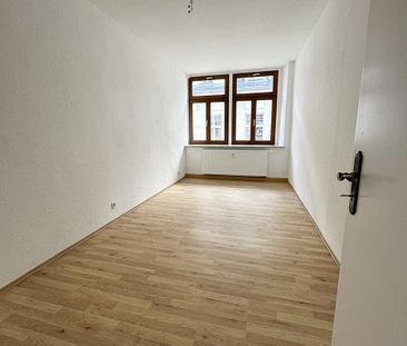 Wohnen auf dem Markt! Frisch renovierte 2-Raum-Wohnung zu vermieten - Photo 1