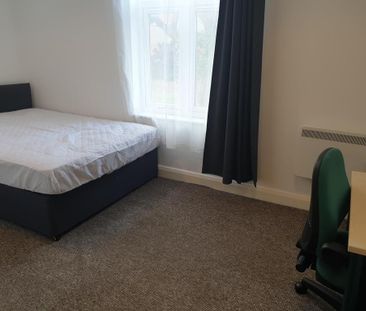 4 bedroom flat to rent - Photo 4