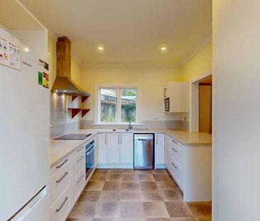 Character in Karori! - Photo 4