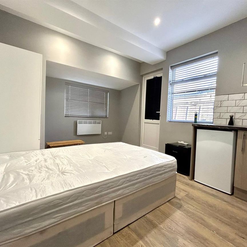 Burgoyne Road, Sunbury-On-Thames TW16, London - Photo 1