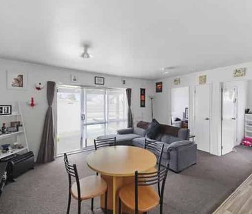 Sunny three bedroom home - Photo 2