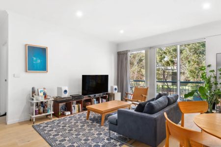 Large, modern apartment in a quiet, boutique block - Photo 2