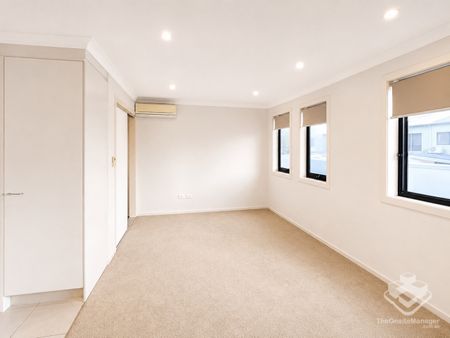Studio Apartment incl Water Bill - Resort Style Complex 100M to Westfield - Photo 3