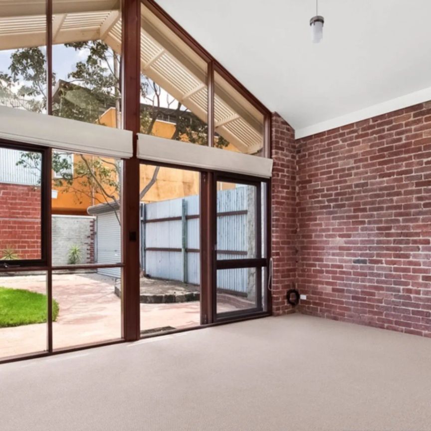 Character, Courtyards & City Buzz – All in One Richmond Package! - Photo 1