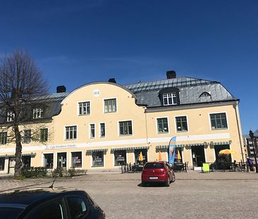 Elegant trea från sekelskiftet med generösa takhöjder, belägen på andra våningen - Foto 3