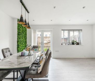 4 bedroom end of terrace house to rent - Photo 4