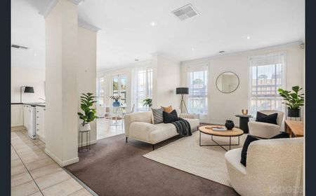 GREAT SIZED HOME | IDEAL LOCATION | STYLE AND COMFORT - Photo 4