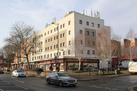 1 bedroom in a flat share to rent - Photo 3