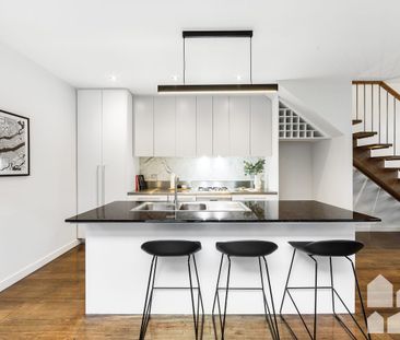 LUXE LIVING IN THE HEART OF YARRAVILLE VILLAGE - Photo 2