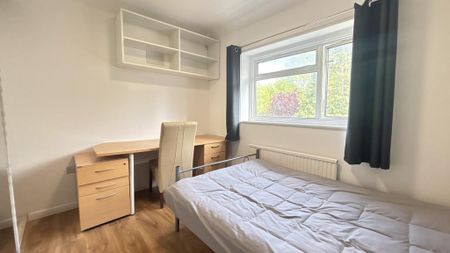 1 bedroom in a house share to rent - Photo 2