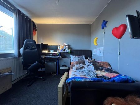 4 bedroom semi-detached house to rent - Photo 4