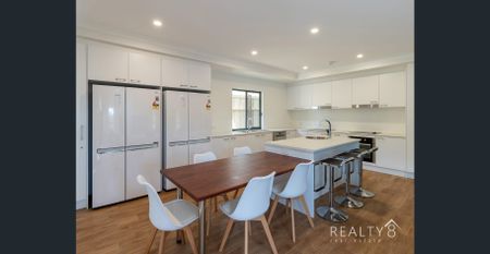 Large Modern Room with Ensuite - All Bills Included - Photo 3