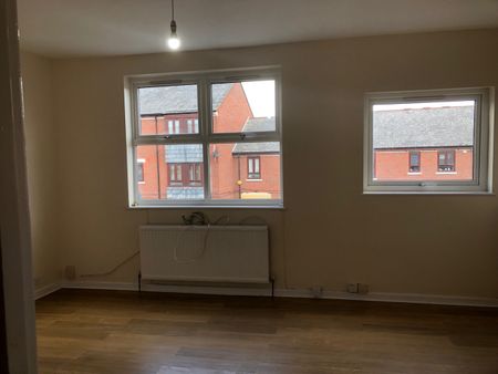 1 Bed Flat, St. Saviours Road, CR0 - Photo 3