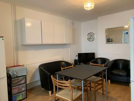 1 bedroom in a house share to rent - Photo 3