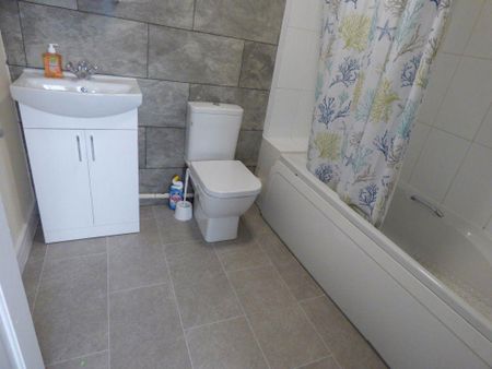 2 bedroom terraced house to rent - Photo 2