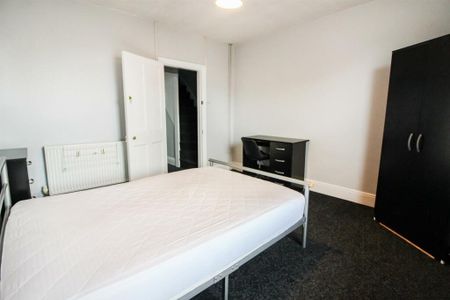 4 Bed Semi-Detached House, Ednaston Road, NG7 - Photo 3