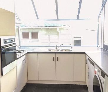 Top central location, quiet, renovated Villa - Photo 2