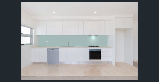 Modern comfort and convenience in the heart of Gordon - Photo 1