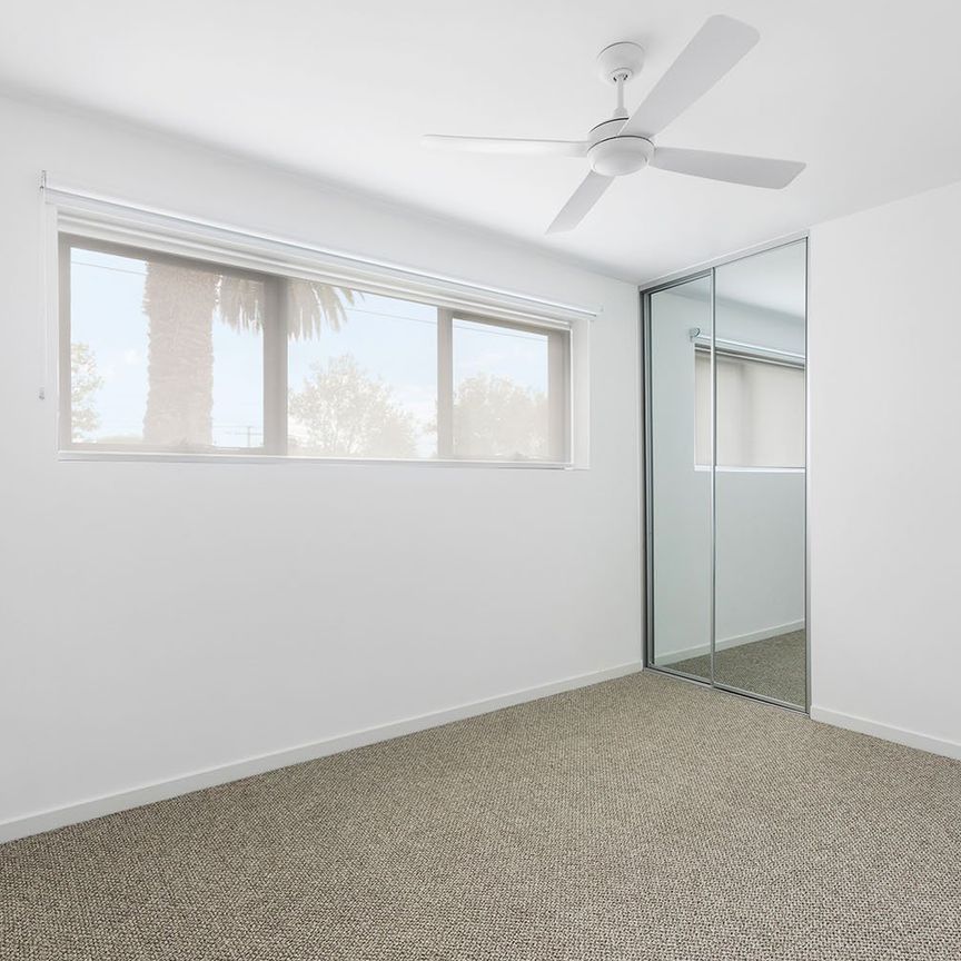 LIVE LIKE ROYALTY! - Photo 1