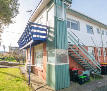 Sunny Renovated 2 Bedroom Unit - Available in December - Photo 4