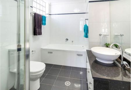 Sensational views and style - FURNISHED - Photo 4