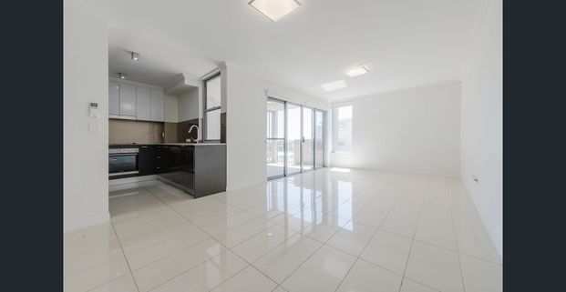 Central, Modern & Secure Apartment - Photo 1