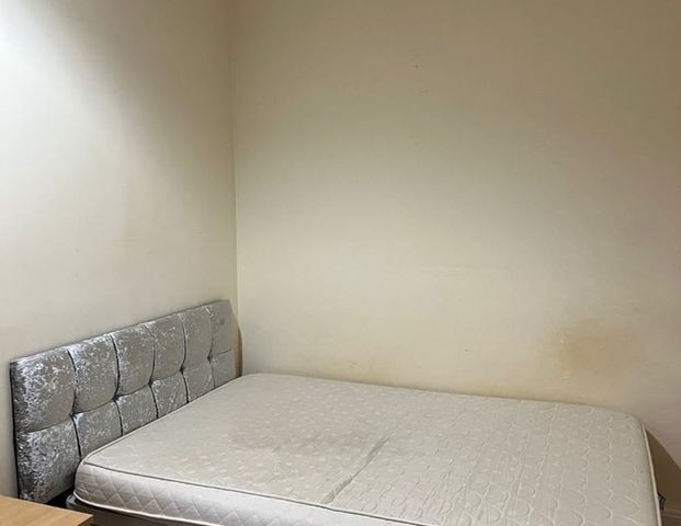 Room in a Shared House, Westbury Mount, LS10 - Photo 1