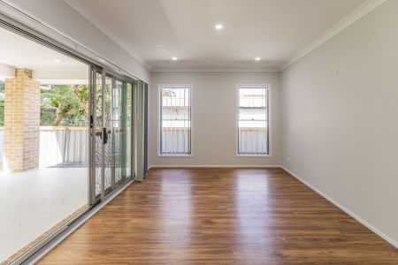 Beautiful near new home moments from waterfront - Photo 2