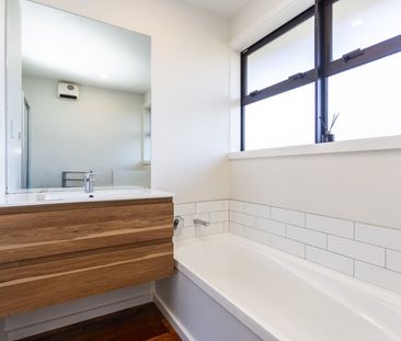 Modern 4-Bedroom Home for Rent in North New Brighton - Photo 6