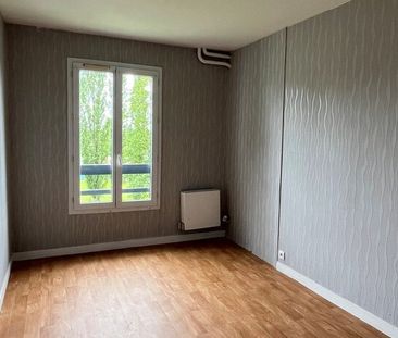 En copropriété, au 2ème d'une résidence avec ascenseur, nous vous proposons en location un appartement de type 4 comprenant un séjour avec une cuisine semi-ouverte, 3 chambres fermées, une salle de bain avec baignoire et un wc séparé. - Photo 5