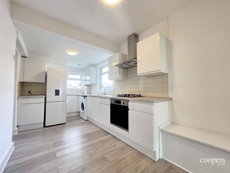 3 bedroom house - semi-detached - Photo 2