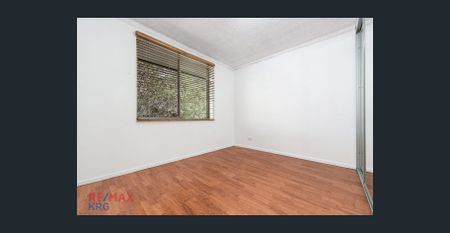2 Bedroom Apartment with Ample Light and a Leafy Outlook - Photo 4