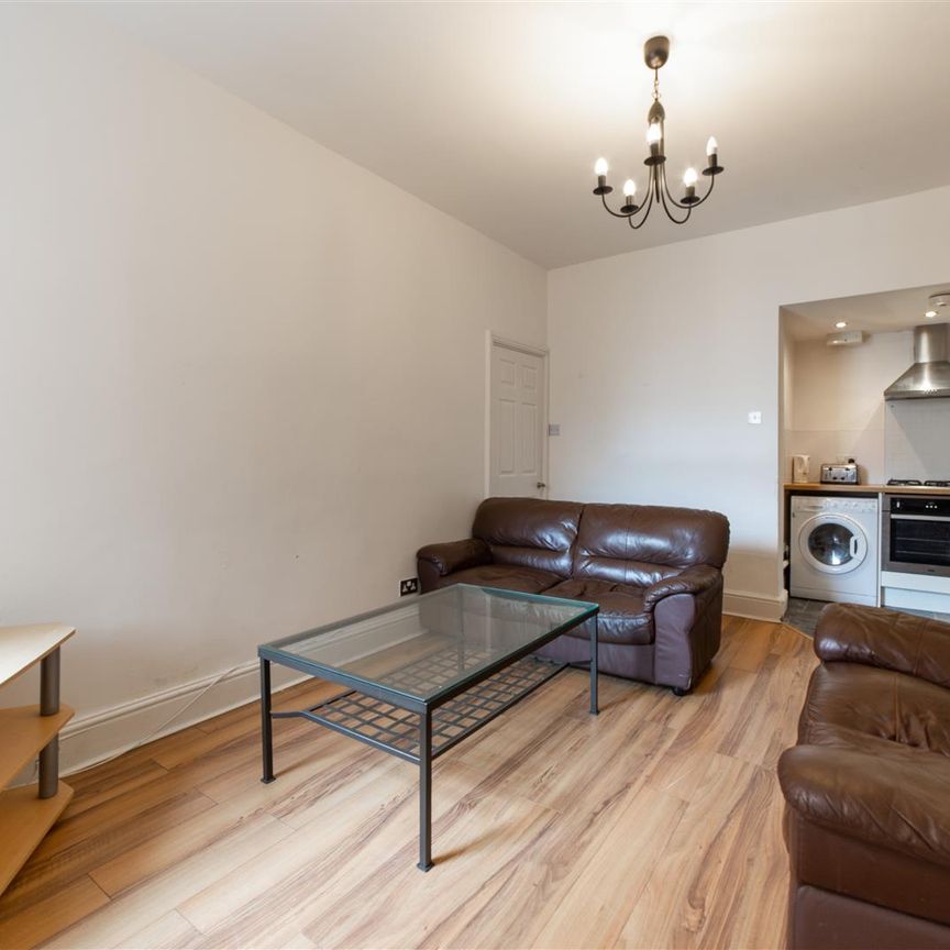 3 bed flat to rent in Warwick Street, Newcastle Upon Tyne, NE6 - Photo 1