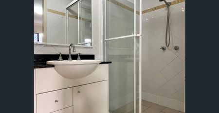 Moments from Top Ryde Shopping Centre! - Photo 3