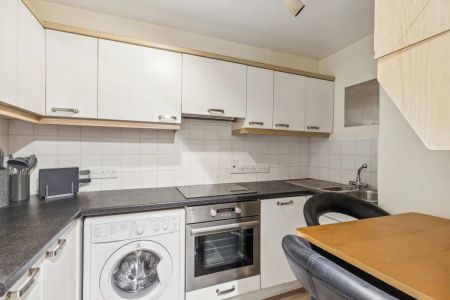 1 bedroom flat in St. Georges Fields - Photo 3