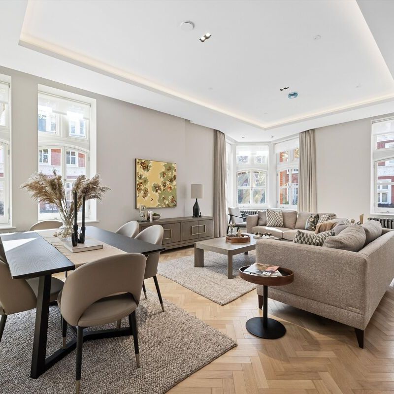 An excellent property in Kensington Court, W8. - Photo 1