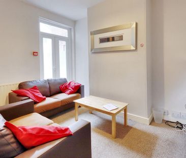 4 bedroom end of terrace house to rent - Photo 2