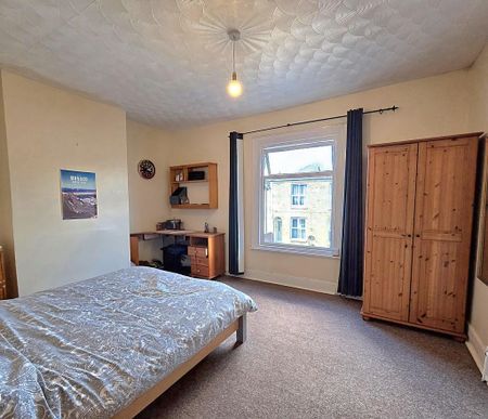 4 bedroom end of terrace house to rent - Photo 5