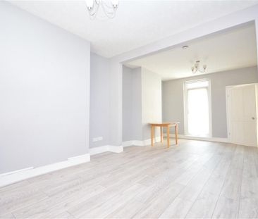 3 bedroom terraced house - Photo 2