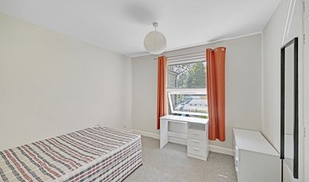 Spacious 4-Bed Student House with Large Communal Garden & Free Parking - Photo 2