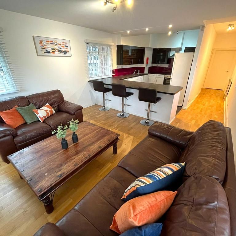4 bedroom flat to rent - Photo 1