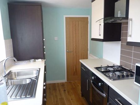 3 bedroom flat to rent - Photo 5