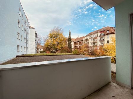 SCHÖNE 2.5 ZIMMERWOHNUNG MIT BALKON LIFT UND KELLER PER 1.11.2025 - Foto 4