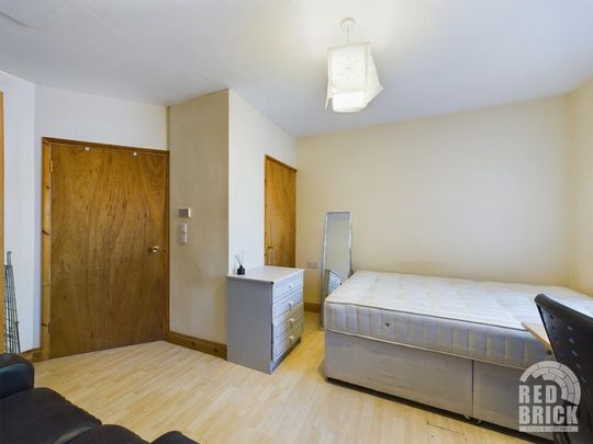 7 bedroom end of terrace house to rent - Photo 1