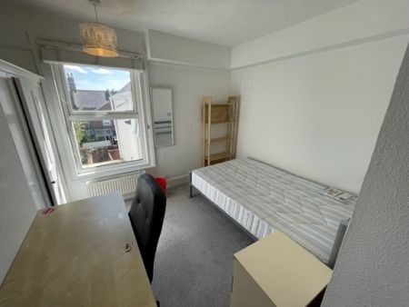 6 bed House - To Let - Photo 3