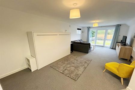 Studio to rent - Photo 2